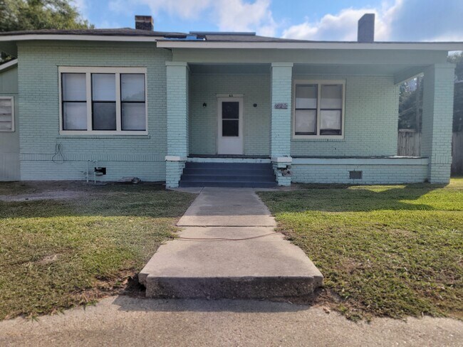 Building Photo - 822 Edwards St