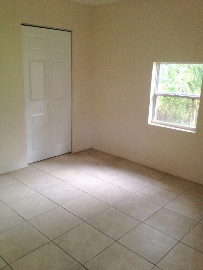 Foto del edificio - SPACIOUS 3BR/1BA w/Bar Area Off of Kitchen...