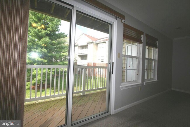 Building Photo - 8200 Blue Heron Dr