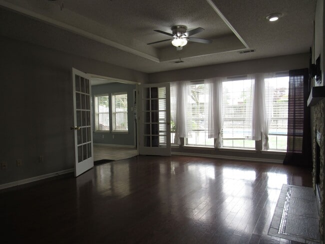 Building Photo - contact Peggy 501 676 1758
