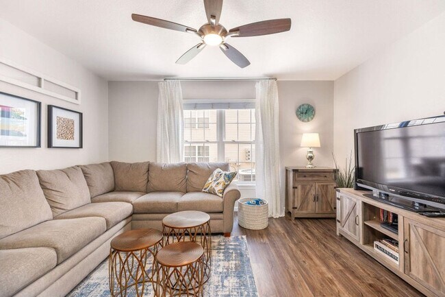 Foto del edificio - Beautifully Furnished with Modern Furnishi...