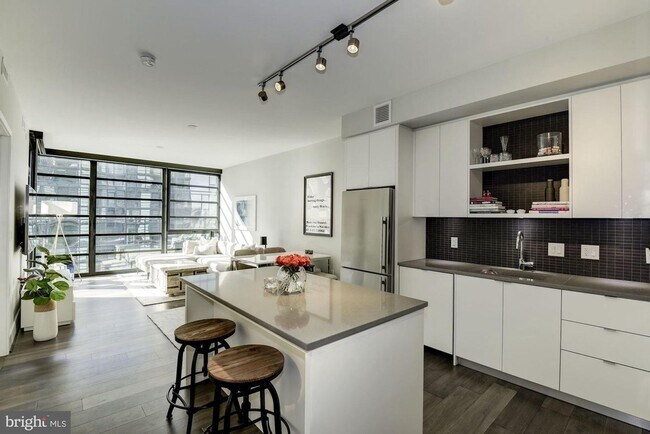 Building Photo - River-View 2BD Luxury Condo with Balcony and Parking!