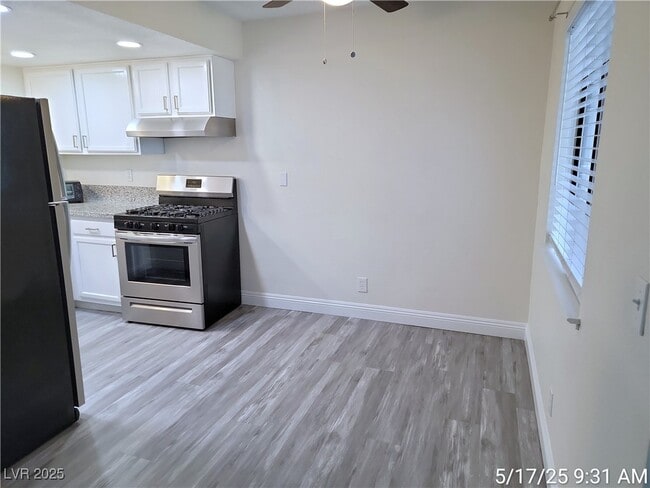 Building Photo - 5211 Caliente St