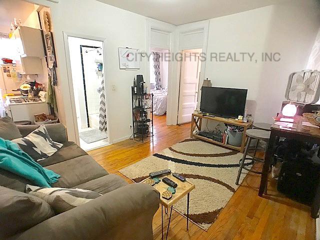 Foto principal - 329 E 14th St