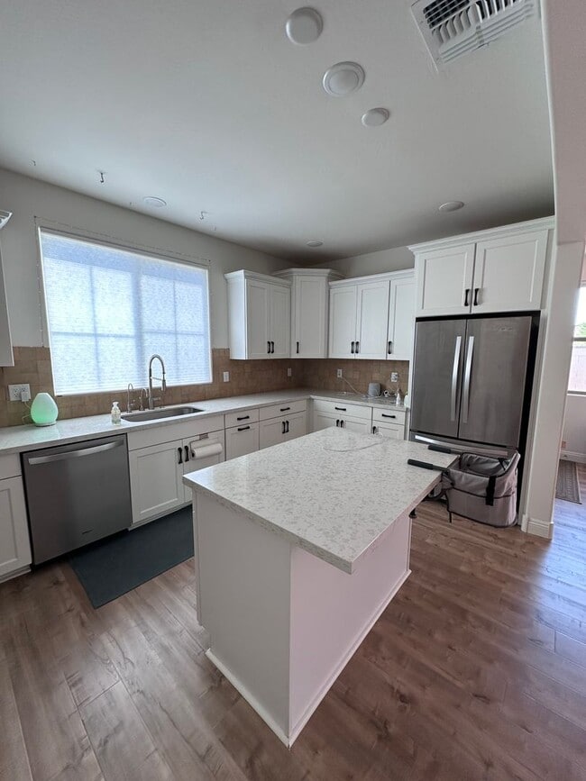 Building Photo - 4 bedroom home for rent