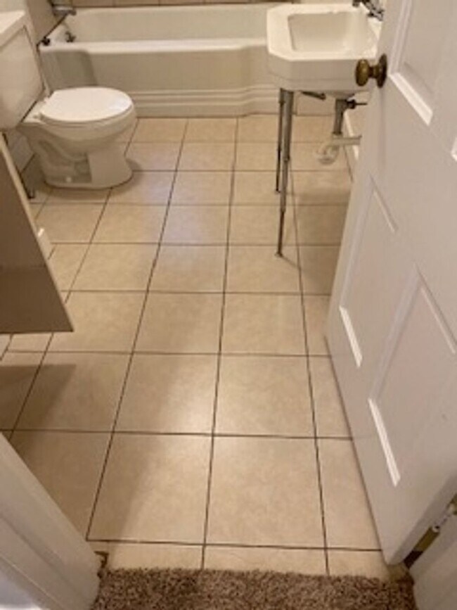 Building Photo - 2 Bed, 1 Bath Apartment!