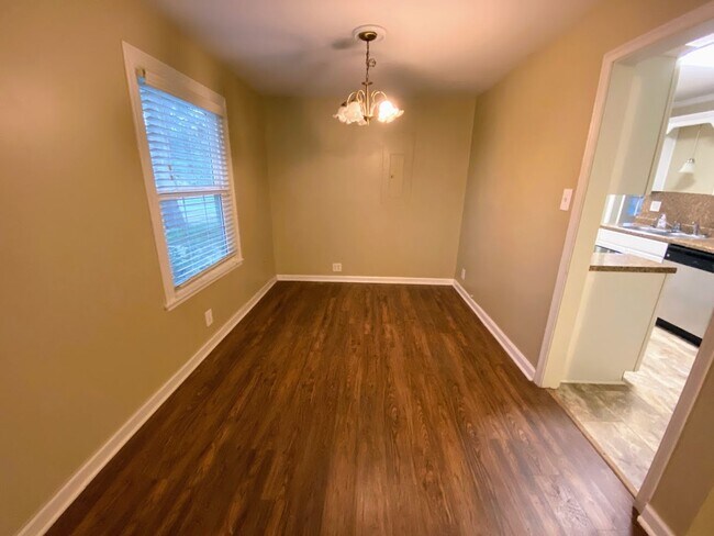 Foto del edificio - Cute 3-Bedroom Home with Sunroom and Fence...