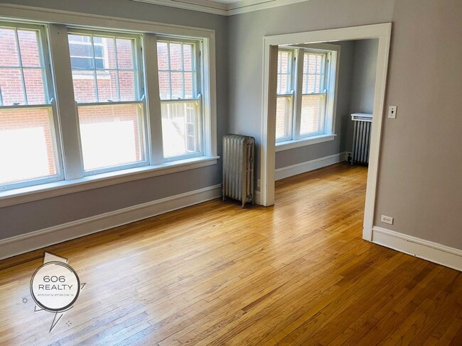 Building Photo - Andersonville Apartments!