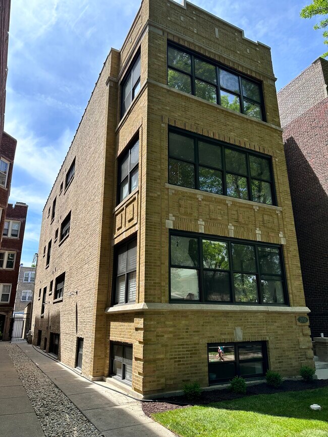 2051 W Berwyn Ave, Chicago, IL 60625 Apartments at 2051 W Berwyn Ave