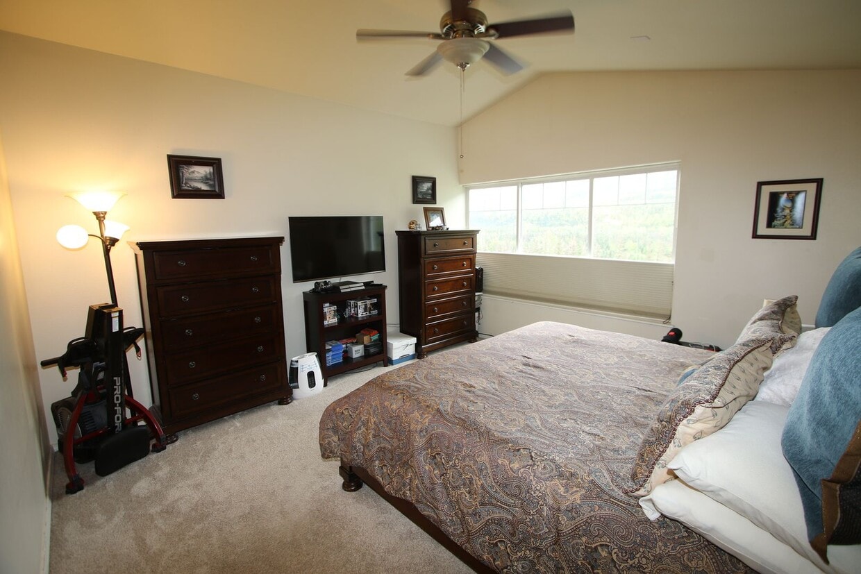 Primary Photo - 3 Bedroom Eagle River Home!