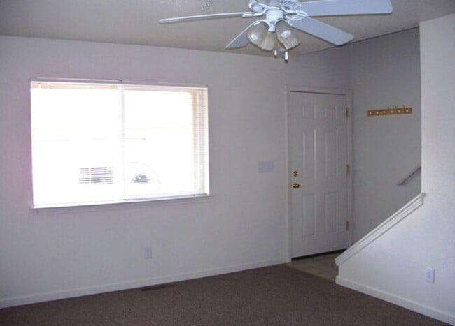 Building Photo - Townhouse in Gated Community For Rent