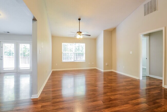 Foto del edificio - 8880 Woodpointe Cir