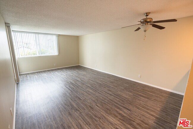 Foto del edificio - 4220 Harbor Blvd
