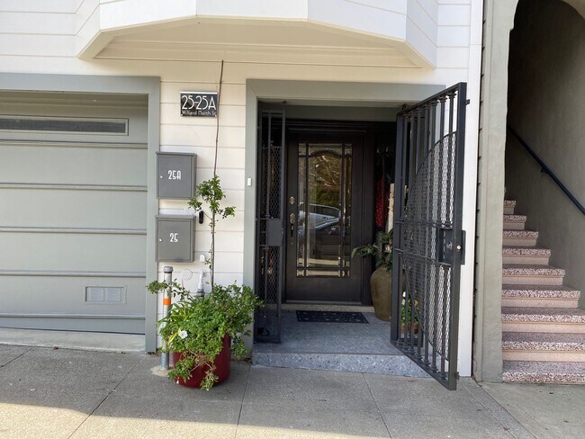 Foto del edificio - Epic REA- Serene 2 BR/1 BA Flat w/Private Deck & Yard in Lone Mountain