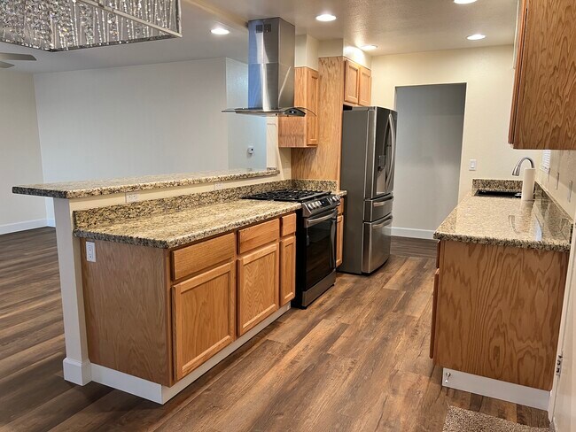 Building Photo - 1138 S Sunset Dr