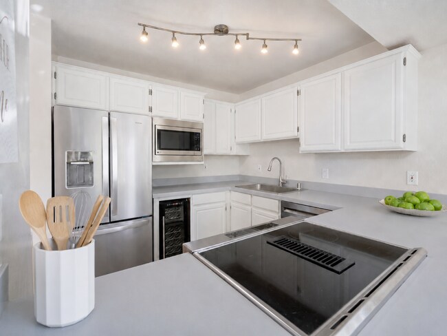 Building Photo - Renovated Los Gatos Retreat Backing to Oak Meadow Park