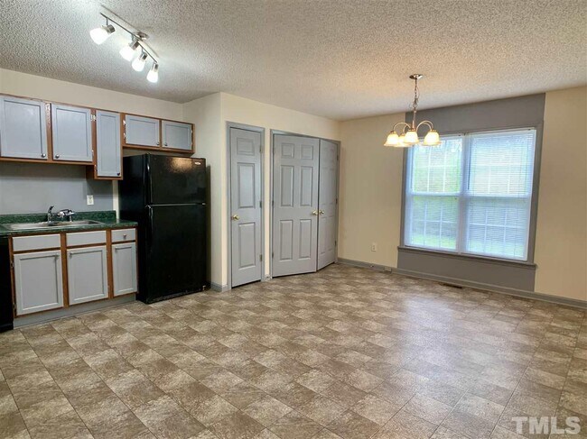 Building Photo - 314 Ivy Dr
