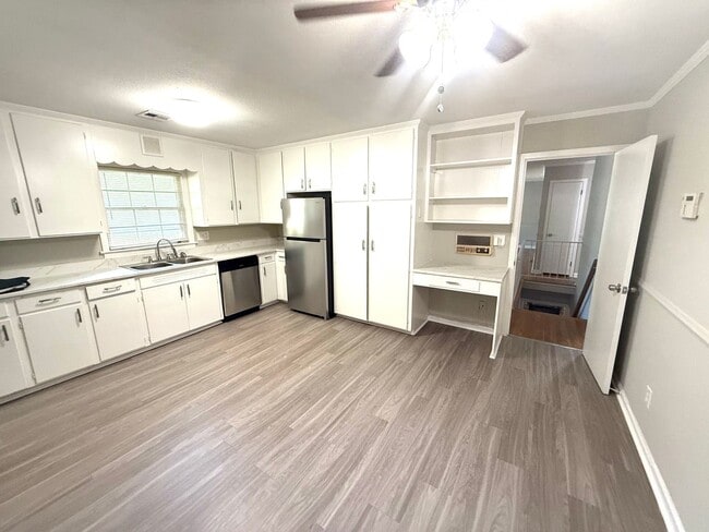 Building Photo - **5 Bedroom 3 bath located in Forest Hills...