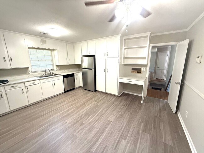 Foto del edificio - **5 Bedroom 3 bath located in Forest Hills...