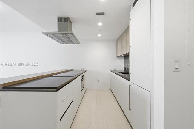 Building Photo - 1000 Brickell Plz