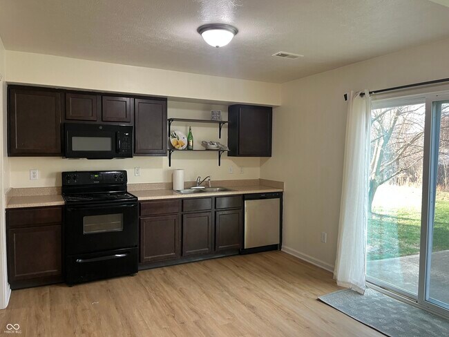 Building Photo - 2014 Falcon Ct