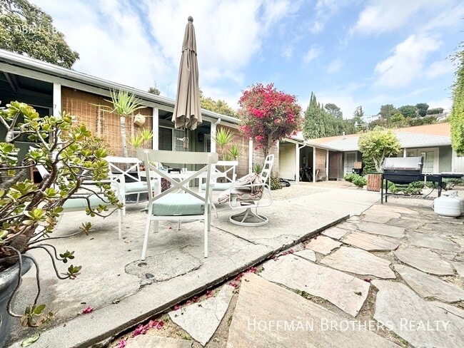 Foto del edificio - 2448 Beachwood Dr