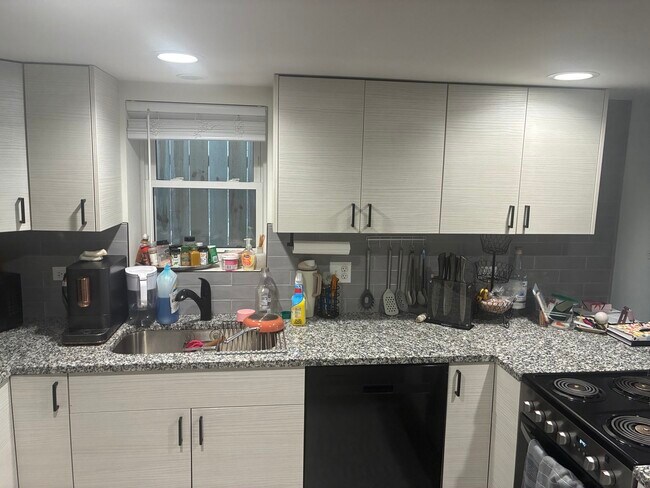 Foto del edificio - 1336 W Diversey Pkwy