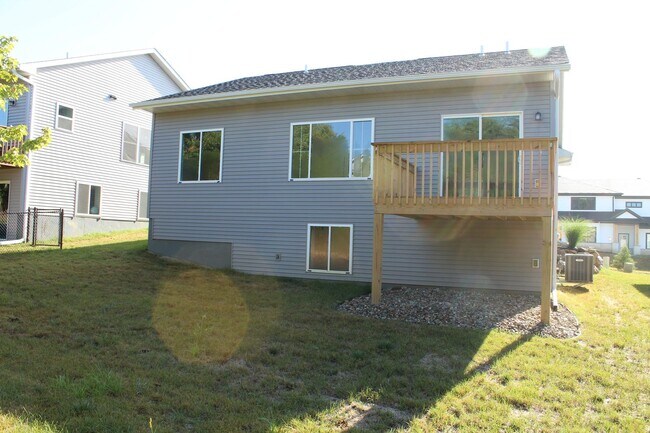 Building Photo - 4 bed/3 bath home East Side IC Easy Commut...