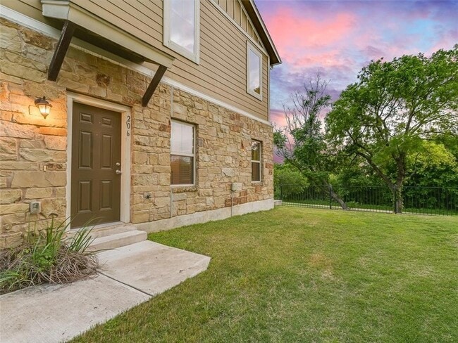 Building Photo - 1620 Bryant Dr