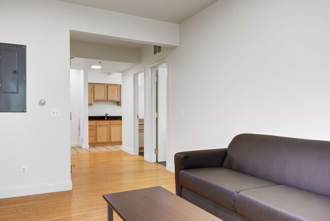 Building Photo - 727 S Forest Ave