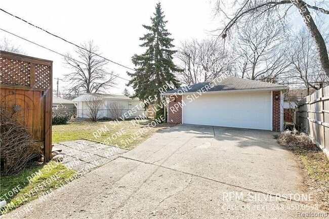Building Photo - 3 Bed 2 Bath Brick Ranch with Finished Bas...