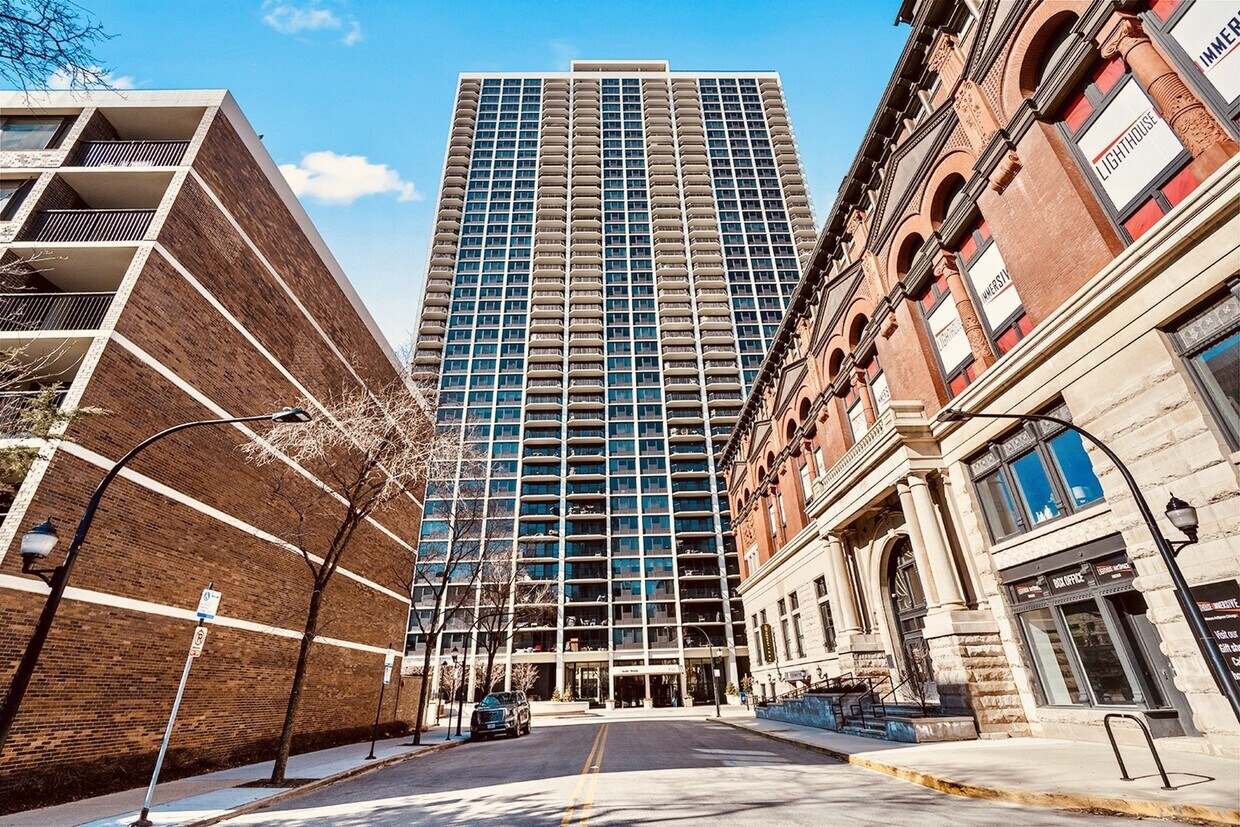Foto principal - 1560 N Sandburg Terrace