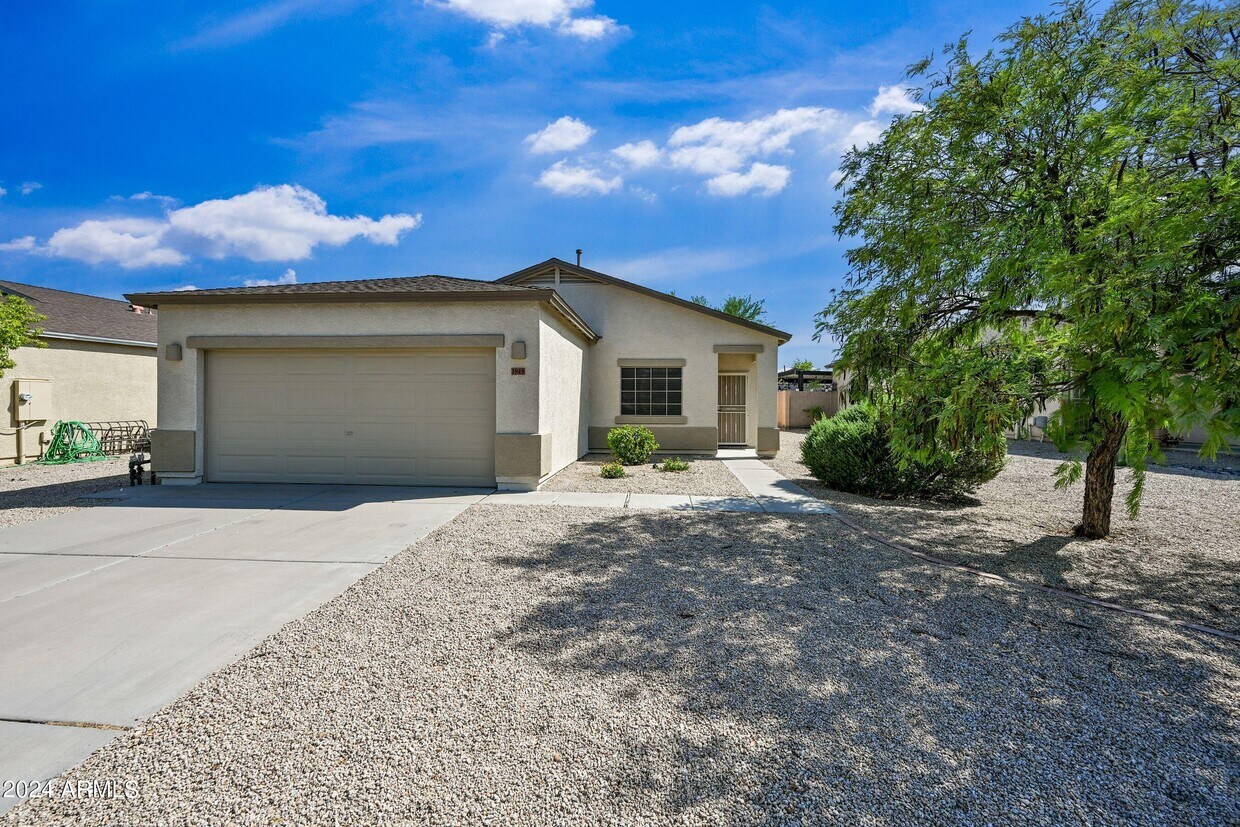 Foto principal - 1949 E Saddle Dr