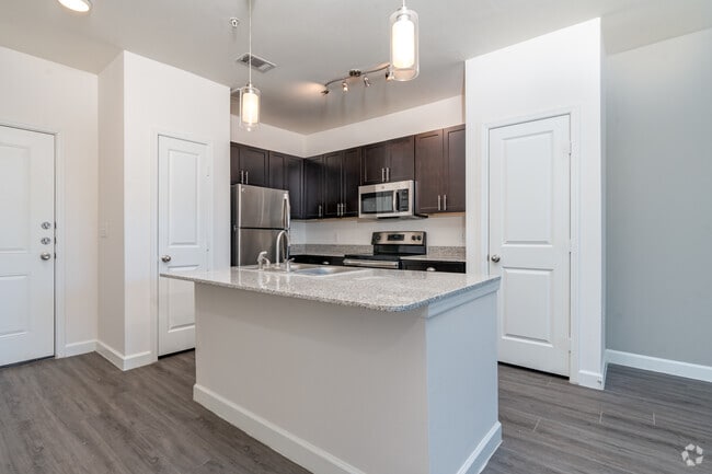 1BR, 1BA - 653SF - Kitchen - Majestic Parc
