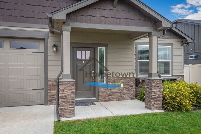 Building Photo - 3 Bedroom 2 Bath Home with 2-Car Attached ...
