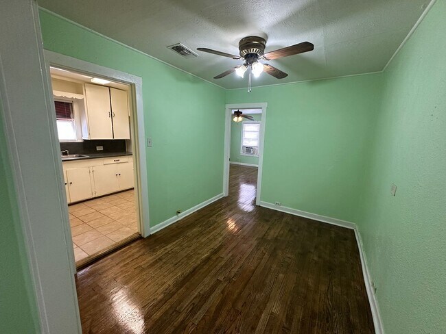 Building Photo - 2-BEDROOM DUPLEX IN MAHNCKE PARK