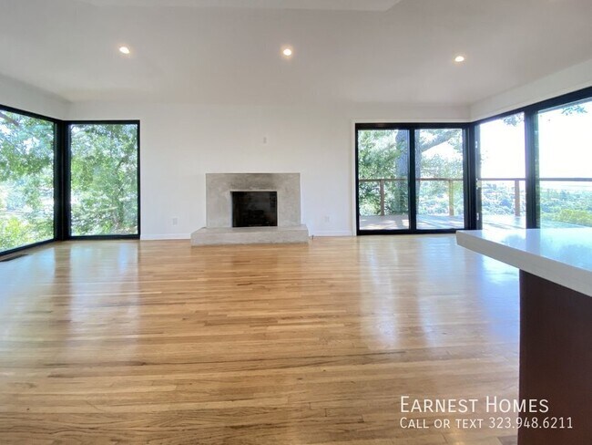 Foto del edificio - 2736 Hollyridge Dr