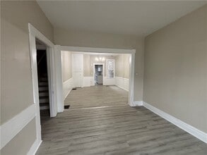 Building Photo - 626 Lewis St