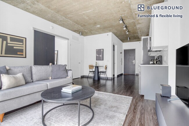 Foto del edificio - 215 W Lake St