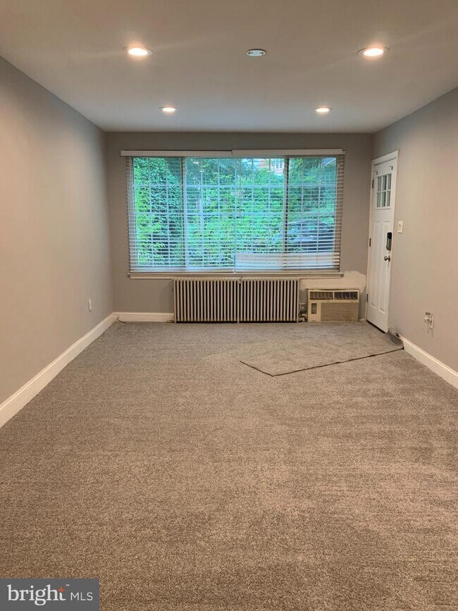 Building Photo - 42 Varnum St NE