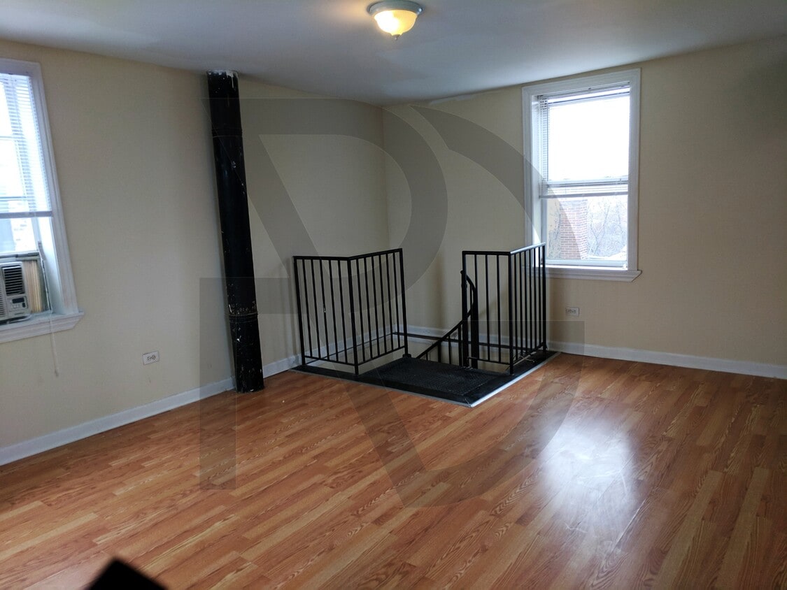 Primary Photo - 627 W Oakdale Ave