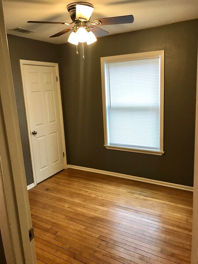 Building Photo - 1611 Bexar Ave