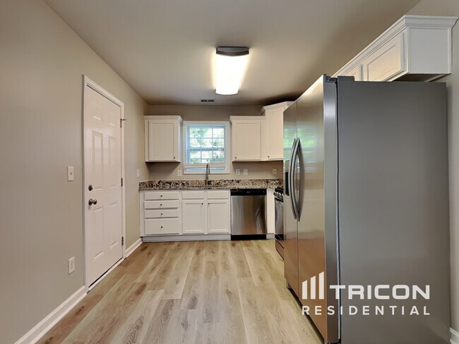 Building Photo - 6561 Squire Pl