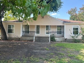 Building Photo - 1531 Maple Dr