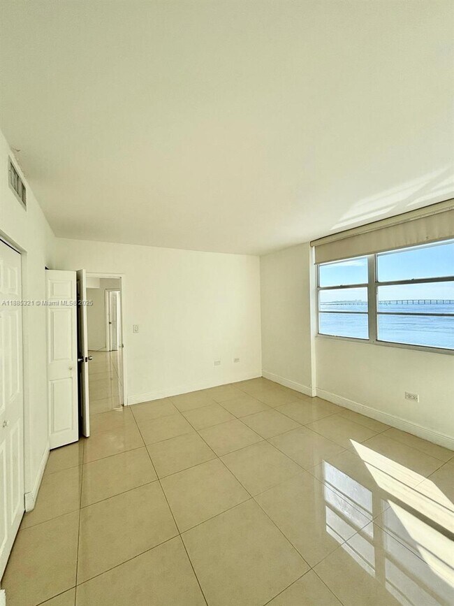 Foto del edificio - 801 Brickell Bay Dr