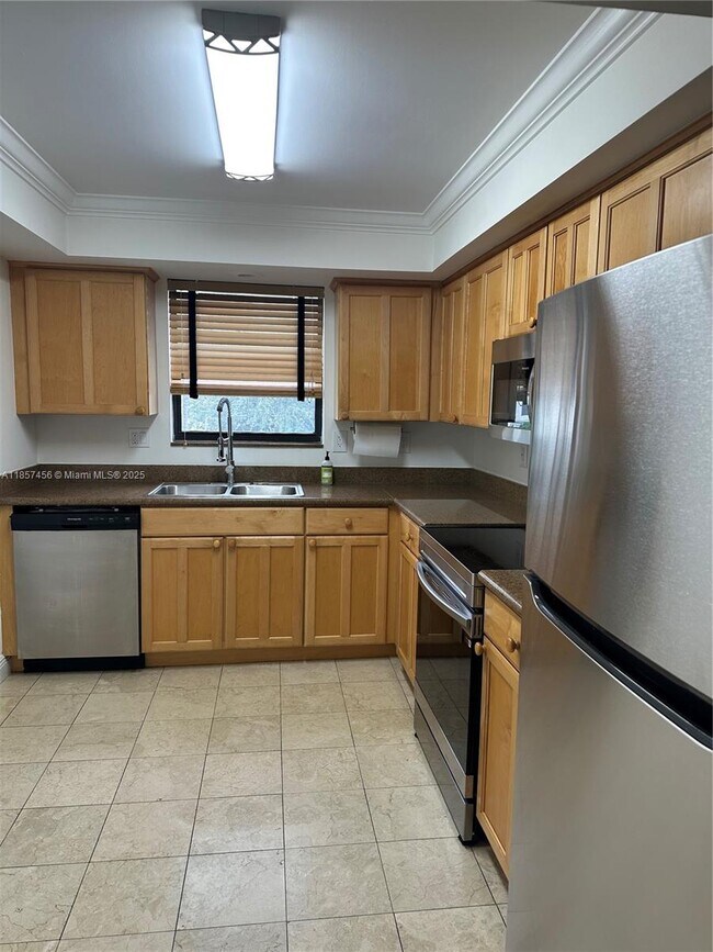 Foto del edificio - 10000 Bay Harbor Terrace