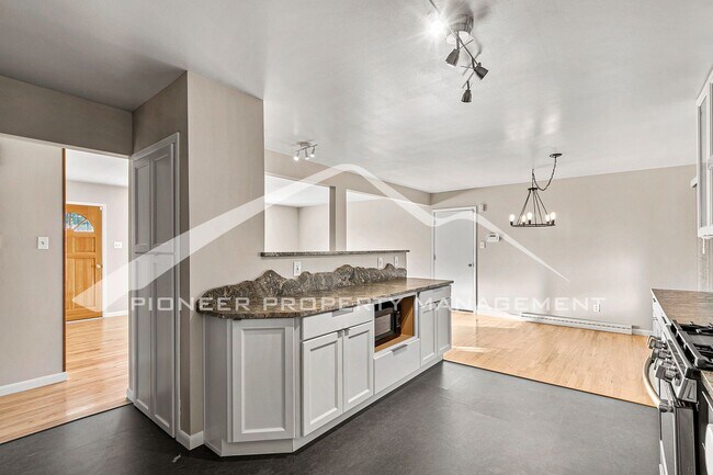 Foto del edificio - Amazing Spacious Home with 2 Car Garage an...