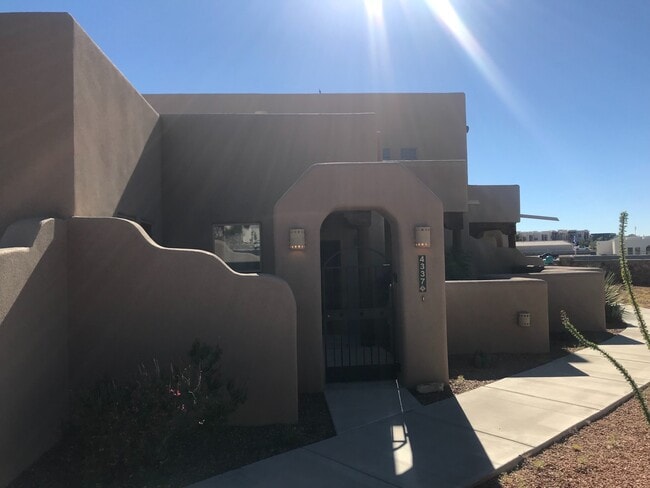 Building Photo - Gorgeous, 2 bedroom, 2 bath townhome in Gated Community with Pool access