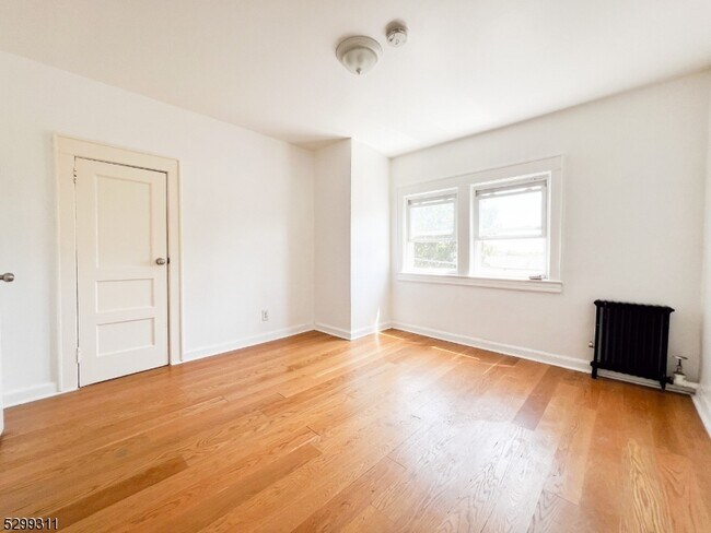 Building Photo - 33 Oraton St