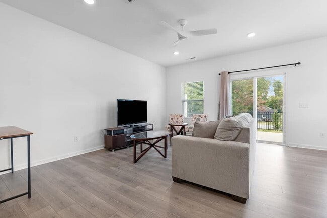 Building Photo - 2 Saltford Ln